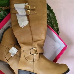 NIB JustFab Charla flat boots, tan, sz 8